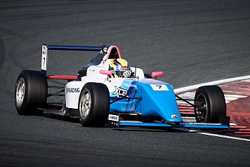 Кирилл Смаль выиграл две гонки Формулы 4 ОАЭ