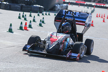 Formula Student: young engineers design prototype racecars and test them on the racetrack