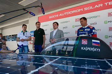 Пилот SMP Racing Дэвид Маркозов продемонстрировал возможности первого российского «солнцемобиля»