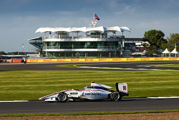 Исаакян завершил этап GP3 Series в Великобритании