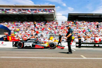 Михаил Алёшин финишировал 15-м в первой гонке этапа IndyCar