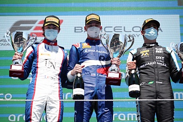 Александр Смоляр выиграл первую гонку сезона Формулы 3